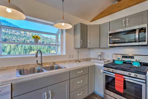 Stunning Ouray Escape With Panoramic Mountain Views!
