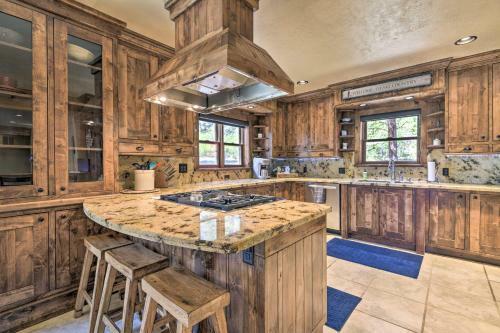 High-end Mountain Chalet With 2 Master Suites And Deck
