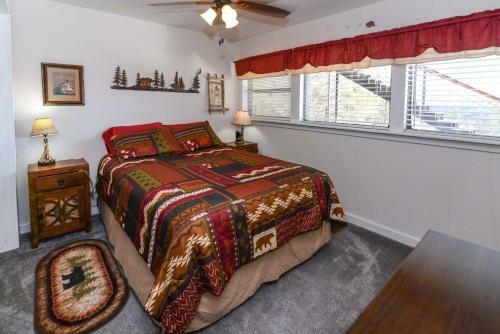 Private Home With Expansive Deck And Mtn Views!