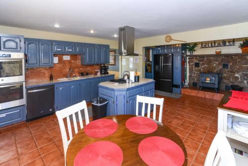 Private Home With Expansive Deck And Mtn Views!