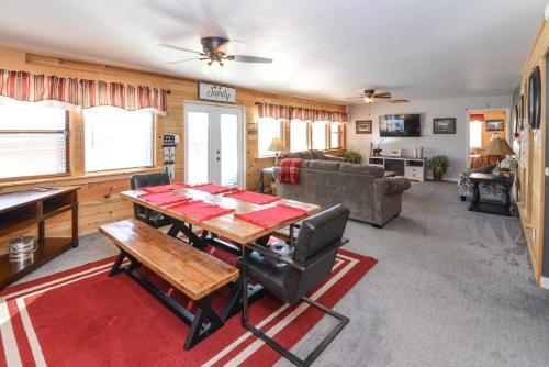 Private Home With Expansive Deck And Mtn Views!