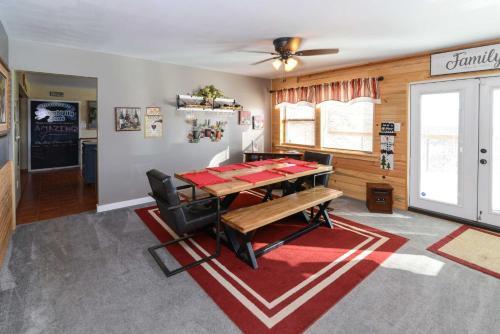 Private Home With Expansive Deck And Mtn Views!