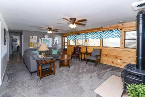 Private Home With Expansive Deck And Mtn Views!