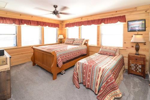 Private Home With Expansive Deck And Mtn Views!