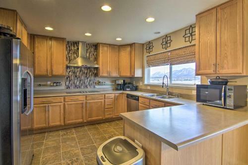 Monument Mountain Retreat With Views And Hot Tub!