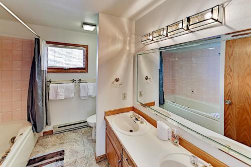 Mountain-view Retreat With Private Hot Tub Duplex