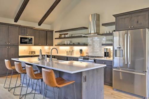 Hot Tub And Mtn Views At Modern Silverthorne Retreat