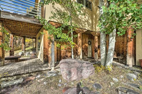 Snowmass Couples Getaway With Mtn Views And Deck