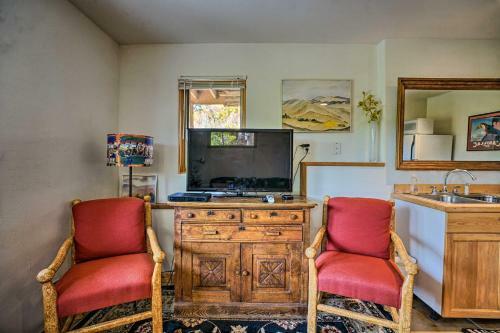 Snowmass Couples Getaway With Mtn Views And Deck