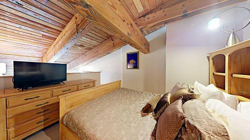 Timberline Condominium Studio Loft Unit 305