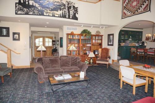 24 Little Ln (203048-9004) Home