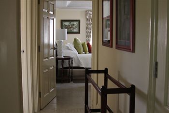 Aparthotel White Sands Beach Condos