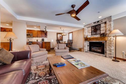 Torian Plum Plaza 401