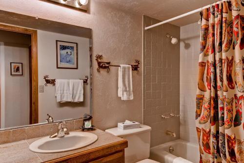 Torian Plum Plaza 401