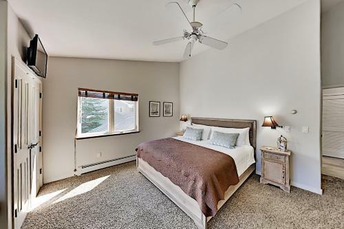 All-suite Top-floor Getaway With Private Garage Townhouse