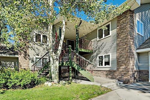 All-suite Top-floor Getaway With Private Garage Townhouse