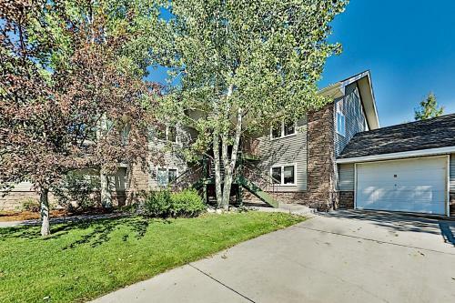 All-suite Top-floor Getaway With Private Garage Townhouse