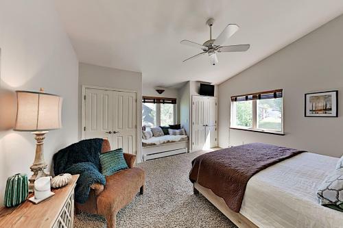 All-suite Top-floor Getaway With Private Garage Townhouse