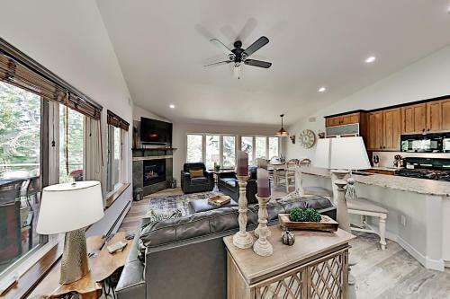 All-suite Top-floor Getaway With Private Garage Townhouse