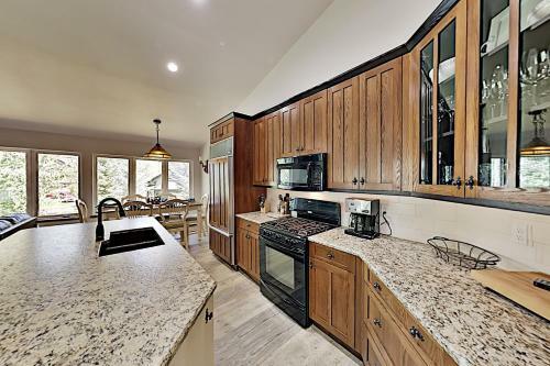 All-suite Top-floor Getaway With Private Garage Townhouse