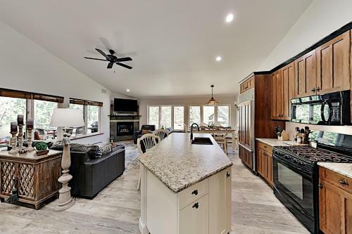 All-suite Top-floor Getaway With Private Garage Townhouse