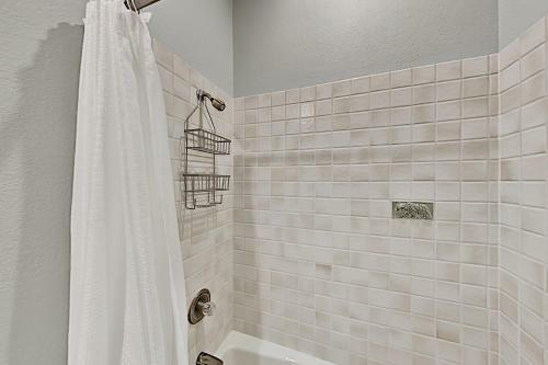 All-suite Top-floor Getaway With Private Garage Townhouse