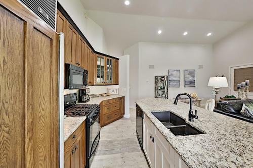 All-suite Top-floor Getaway With Private Garage Townhouse