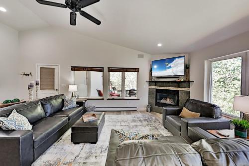 All-suite Top-floor Getaway With Private Garage Townhouse