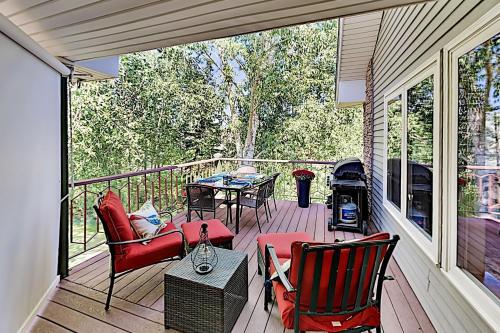 All-suite Top-floor Getaway With Private Garage Townhouse