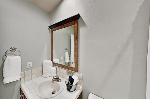 All-suite Top-floor Getaway With Private Garage Townhouse
