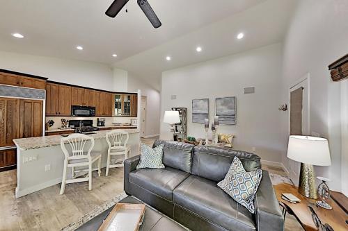All-suite Top-floor Getaway With Private Garage Townhouse