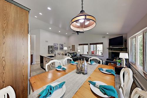 All-suite Top-floor Getaway With Private Garage Townhouse