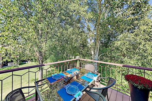 All-suite Top-floor Getaway With Private Garage Townhouse