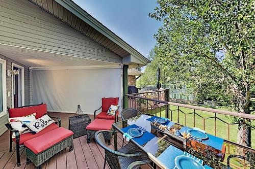 All-suite Top-floor Getaway With Private Garage Townhouse