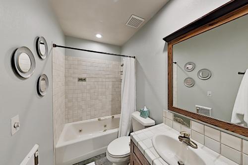All-suite Top-floor Getaway With Private Garage Townhouse