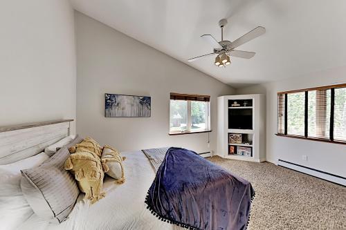 All-suite Top-floor Getaway With Private Garage Townhouse