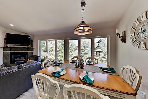 All-suite Top-floor Getaway With Private Garage Townhouse