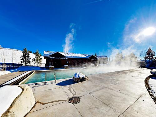 Apartamento New Listing! Renovated Studio With On-site Gondola Condo