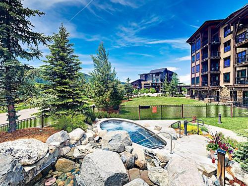 Apartamento New Listing! Renovated Studio With On-site Gondola Condo