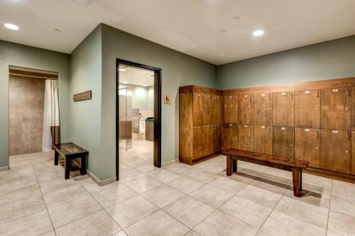 Apartamento New Listing! Renovated Studio With On-site Gondola Condo
