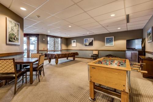 Apartamento New Listing! Renovated Studio With On-site Gondola Condo