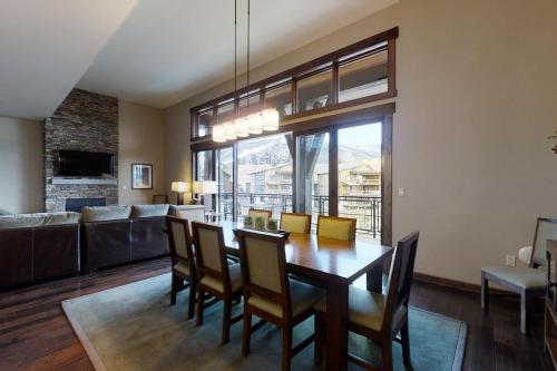 Trailhead Lodge 4100