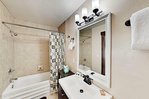 Apartamento Modern Mountain Condo - Near Skiing, Dining, Shops Condo
