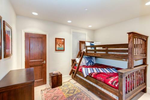 205 S Oak By Exceptional Stays