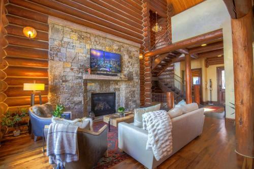 Prospect Falls Getaway - Effervescent Paradise Townhome
