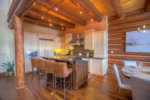 Prospect Falls Getaway - Effervescent Paradise Townhome