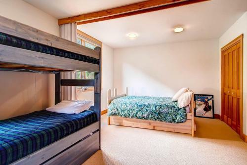Columbia Ave East 985 - East End Retreat