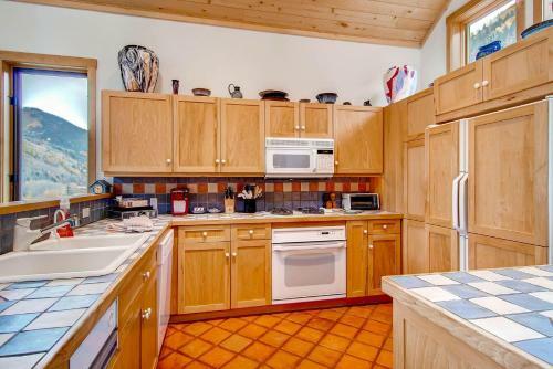 Columbia Ave East 985 - East End Retreat