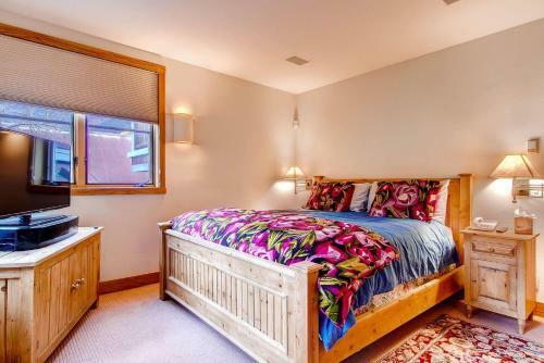 Columbia Ave East 985 - East End Retreat