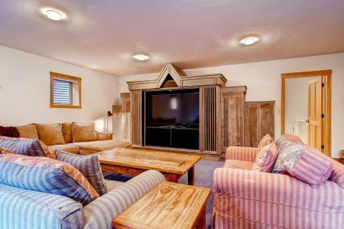 Columbia Ave East 985 - East End Retreat
